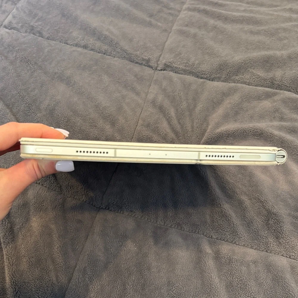 Apple iPad Pro 12.9-inch (6th Gen) - Silver - 128GB - M2 Chip - ALL INCLUDED
